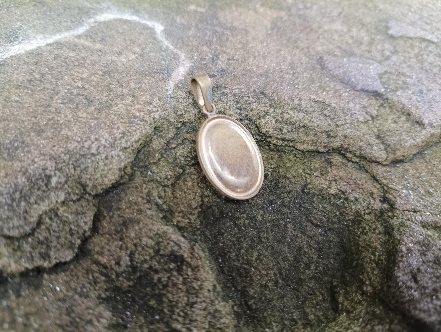 Vintage Small Shell Cameo Pendant